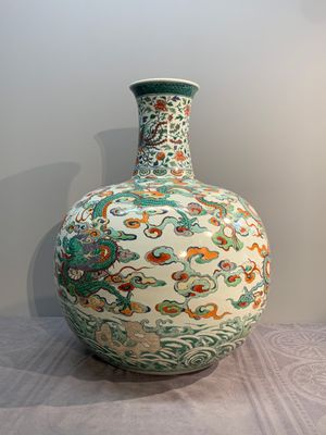 A large Chinese doucai globular 'dragon and phoenix' vase, Xuande mark, 18/19th C. — photo 2
