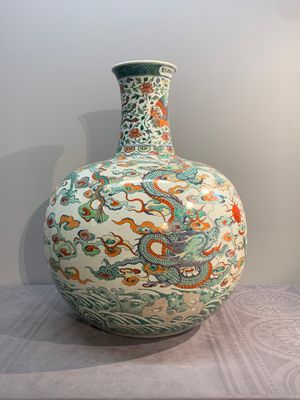 A large Chinese doucai globular 'dragon and phoenix' vase, Xuande mark, 18/19th C. — photo 3