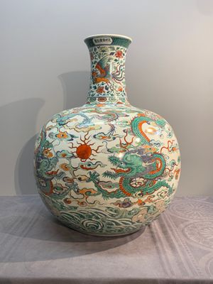 A large Chinese doucai globular 'dragon and phoenix' vase, Xuande mark, 18/19th C. — photo 4