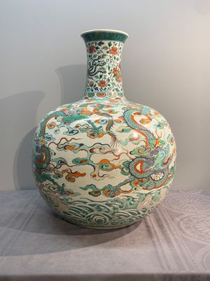 A large Chinese doucai globular 'dragon and phoenix' vase, Xuande mark, 18/19th C. — photo 5