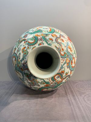 A large Chinese doucai globular 'dragon and phoenix' vase, Xuande mark, 18/19th C. — photo 7