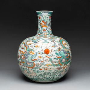 A large Chinese doucai globular 'dragon and phoenix' vase, Xuande mark, 18/19th C. — photo 1