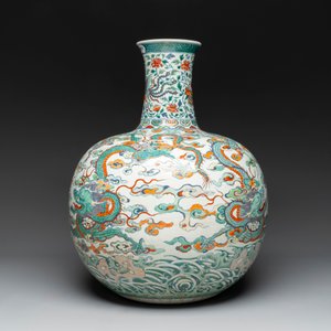 A large Chinese doucai globular 'dragon and phoenix' vase, Xuande mark, 18/19th C. — photo 2