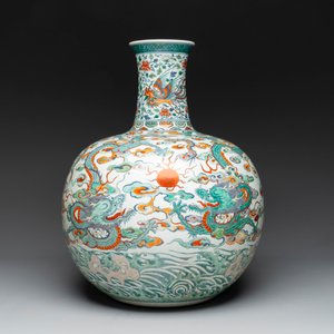 A large Chinese doucai globular 'dragon and phoenix' vase, Xuande mark, 18/19th C. — photo 3