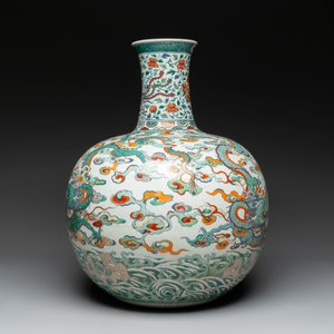 A large Chinese doucai globular 'dragon and phoenix' vase, Xuande mark, 18/19th C. — photo 4