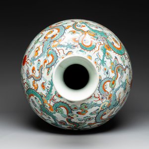 A large Chinese doucai globular 'dragon and phoenix' vase, Xuande mark, 18/19th C. — photo 5