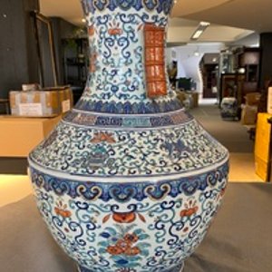 A large Chinese doucai 'hu' vase, Qianlong mark, 19th C. — photo 11