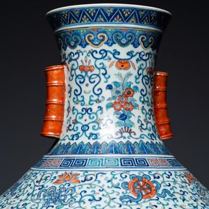 A large Chinese doucai 'hu' vase, Qianlong mark, 19th C. — photo 8