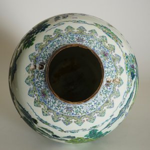 A large Chinese doucai landscape vase, Qianlong mark, 19/20th C. — 照片 12