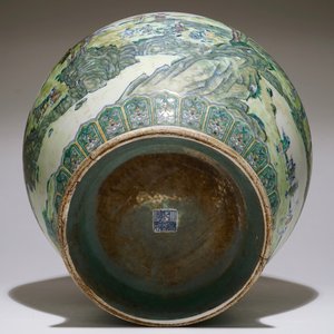 A large Chinese doucai landscape vase, Qianlong mark, 19/20th C. — 照片 5