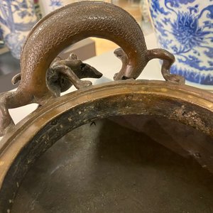 A large Chinese dragon-handled bronze tripod censer and cover, Xuande mark, 18/19th C. — 照片 21