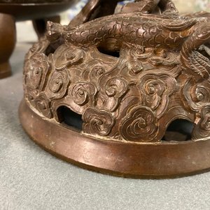 A large Chinese dragon-handled bronze tripod censer and cover, Xuande mark, 18/19th C. — 照片 9