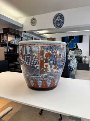 A large Chinese European-decorated blue and white fish bowl with narrative design, on a later wooden stand, Kangxi — photo 1