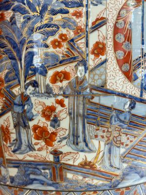A large Chinese European-decorated blue and white fish bowl with narrative design, on a later wooden stand, Kangxi — photo 11