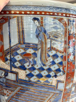 A large Chinese European-decorated blue and white fish bowl with narrative design, on a later wooden stand, Kangxi — photo 12