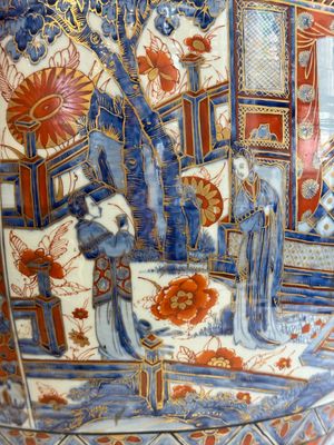 A large Chinese European-decorated blue and white fish bowl with narrative design, on a later wooden stand, Kangxi — photo 13