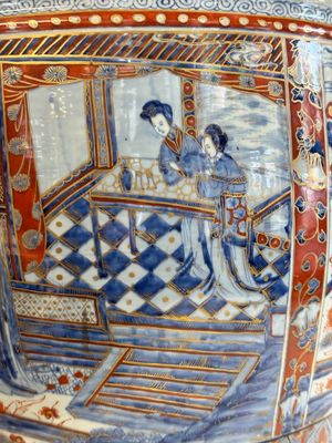 A large Chinese European-decorated blue and white fish bowl with narrative design, on a later wooden stand, Kangxi — photo 14
