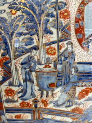 A large Chinese European-decorated blue and white fish bowl with narrative design, on a later wooden stand, Kangxi — photo 15
