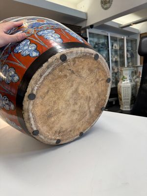 A large Chinese European-decorated blue and white fish bowl with narrative design, on a later wooden stand, Kangxi — photo 18