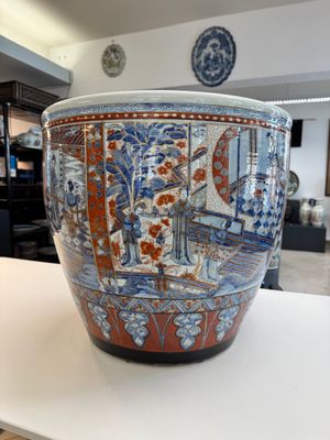 A large Chinese European-decorated blue and white fish bowl with narrative design, on a later wooden stand, Kangxi — photo 2