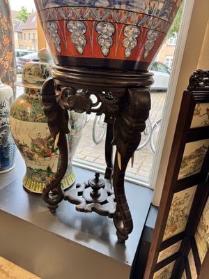 A large Chinese European-decorated blue and white fish bowl with narrative design, on a later wooden stand, Kangxi — photo 22