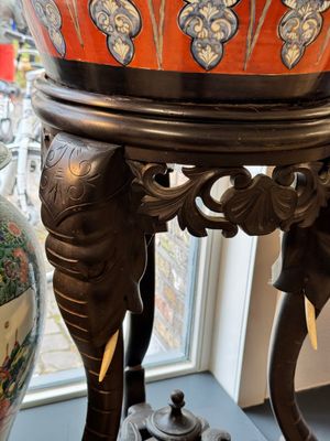 A large Chinese European-decorated blue and white fish bowl with narrative design, on a later wooden stand, Kangxi — photo 23