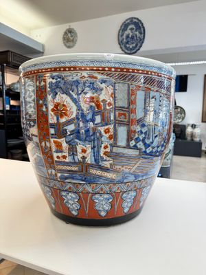 A large Chinese European-decorated blue and white fish bowl with narrative design, on a later wooden stand, Kangxi — photo 3