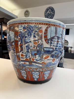A large Chinese European-decorated blue and white fish bowl with narrative design, on a later wooden stand, Kangxi — photo 4