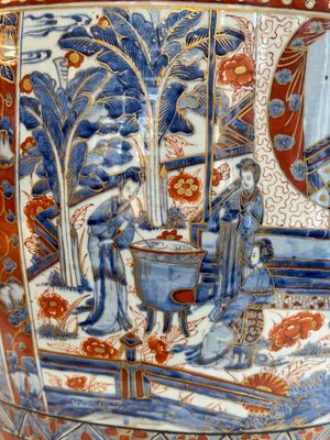 A large Chinese European-decorated blue and white fish bowl with narrative design, on a later wooden stand, Kangxi — photo 5