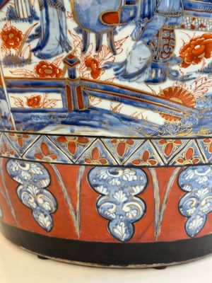 A large Chinese European-decorated blue and white fish bowl with narrative design, on a later wooden stand, Kangxi — photo 6