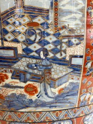 A large Chinese European-decorated blue and white fish bowl with narrative design, on a later wooden stand, Kangxi — photo 7