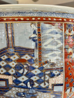 A large Chinese European-decorated blue and white fish bowl with narrative design, on a later wooden stand, Kangxi — photo 8