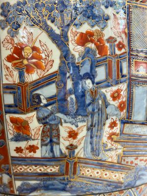 A large Chinese European-decorated blue and white fish bowl with narrative design, on a later wooden stand, Kangxi — photo 9