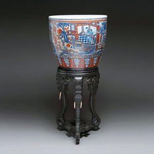 A large Chinese European-decorated blue and white fish bowl with narrative design, on a later wooden stand, Kangxi — photo 1