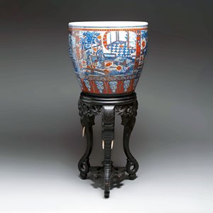 A large Chinese European-decorated blue and white fish bowl with narrative design, on a later wooden stand, Kangxi — photo 2