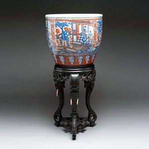 A large Chinese European-decorated blue and white fish bowl with narrative design, on a later wooden stand, Kangxi — photo 3