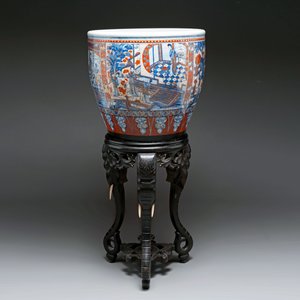 A large Chinese European-decorated blue and white fish bowl with narrative design, on a later wooden stand, Kangxi — photo 4