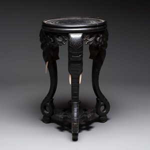 A large Chinese European-decorated blue and white fish bowl with narrative design, on a later wooden stand, Kangxi — photo 5