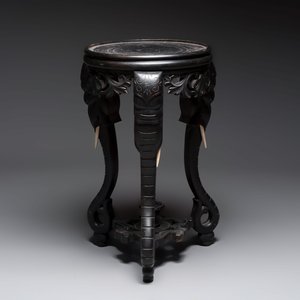 A large Chinese European-decorated blue and white fish bowl with narrative design, on a later wooden stand, Kangxi — photo 6