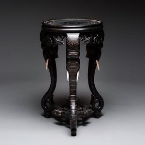 A large Chinese European-decorated blue and white fish bowl with narrative design, on a later wooden stand, Kangxi — photo 7