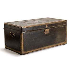 A large Chinese export brass-bound black leather travel trunk with engraved 'H.H.J. Coops' plaque, 19th C. — photo 1