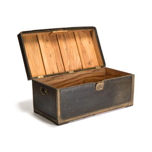 A large Chinese export brass-bound black leather travel trunk with engraved 'H.H.J. Coops' plaque, 19th C. — photo 2