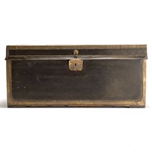 A large Chinese export brass-bound black leather travel trunk with engraved 'H.H.J. Coops' plaque, 19th C. — photo 3