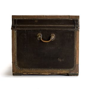 A large Chinese export brass-bound black leather travel trunk with engraved 'H.H.J. Coops' plaque, 19th C. — photo 4
