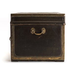 A large Chinese export brass-bound black leather travel trunk with engraved 'H.H.J. Coops' plaque, 19th C. — photo 6