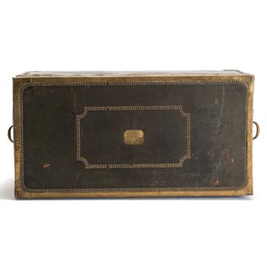 A large Chinese export brass-bound black leather travel trunk with engraved 'H.H.J. Coops' plaque, 19th C. — photo 7