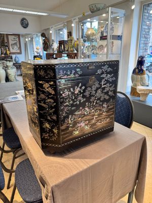 A large Chinese export mother-of-pearl-inlaid lacquer tea chest, 19th C. — photo 1