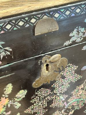 A large Chinese export mother-of-pearl-inlaid lacquer tea chest, 19th C. — photo 11