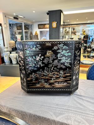 A large Chinese export mother-of-pearl-inlaid lacquer tea chest, 19th C. — photo 2