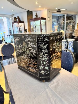A large Chinese export mother-of-pearl-inlaid lacquer tea chest, 19th C. — photo 3